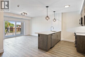 7887 Edgar St in Windsor, ON - Foto de edificio - Building Photo