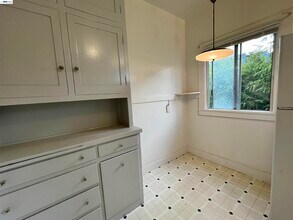 2418 Ashby Ave in Berkeley, CA - Foto de edificio - Building Photo