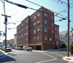 12 Garages Apartments