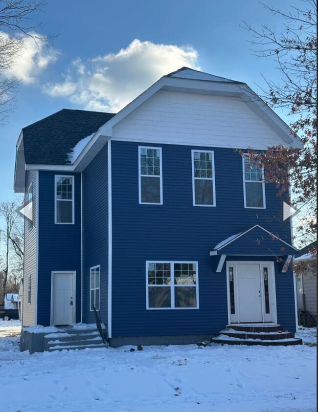 property at 1915 Poplar St