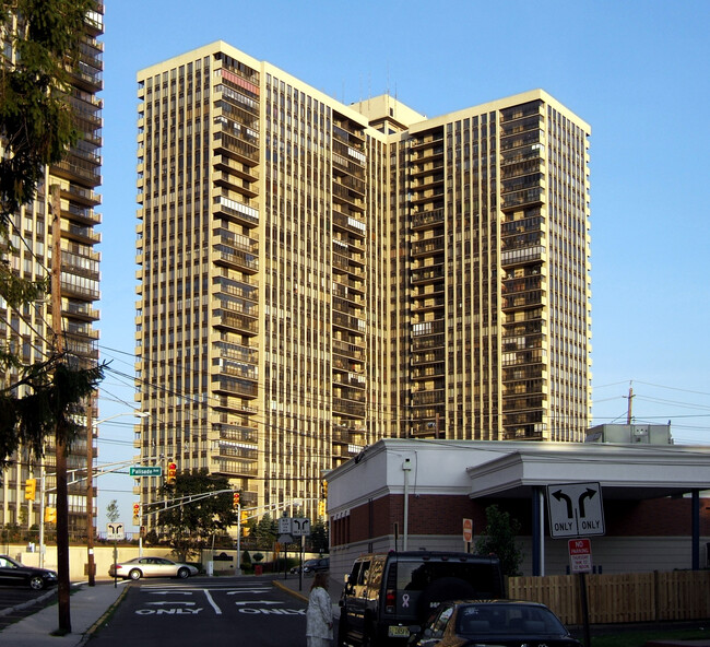 200 Winston Towers in Cliffside Park, NJ - Building Photo - Building Photo