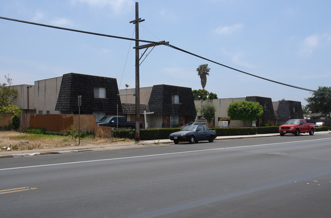 Acacia Gardens in San Diego, CA - Building Photo - Building Photo