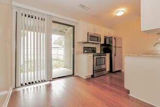 1321 Mathis Ferry Rd in Mount Pleasant, SC - Building Photo - Building Photo