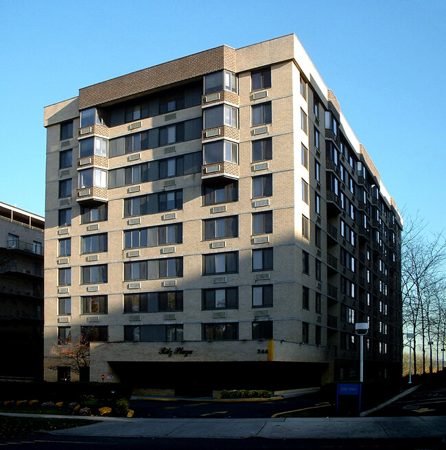 Ritz Plaza in Hackensack, NJ - Foto de edificio - Building Photo