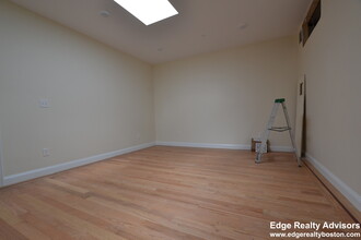 551 Washington St, Unit 1 in Boston, MA - Building Photo - Building Photo