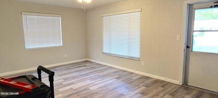 340 Tropical Ln in Ormond Beach, FL - Foto de edificio - Building Photo