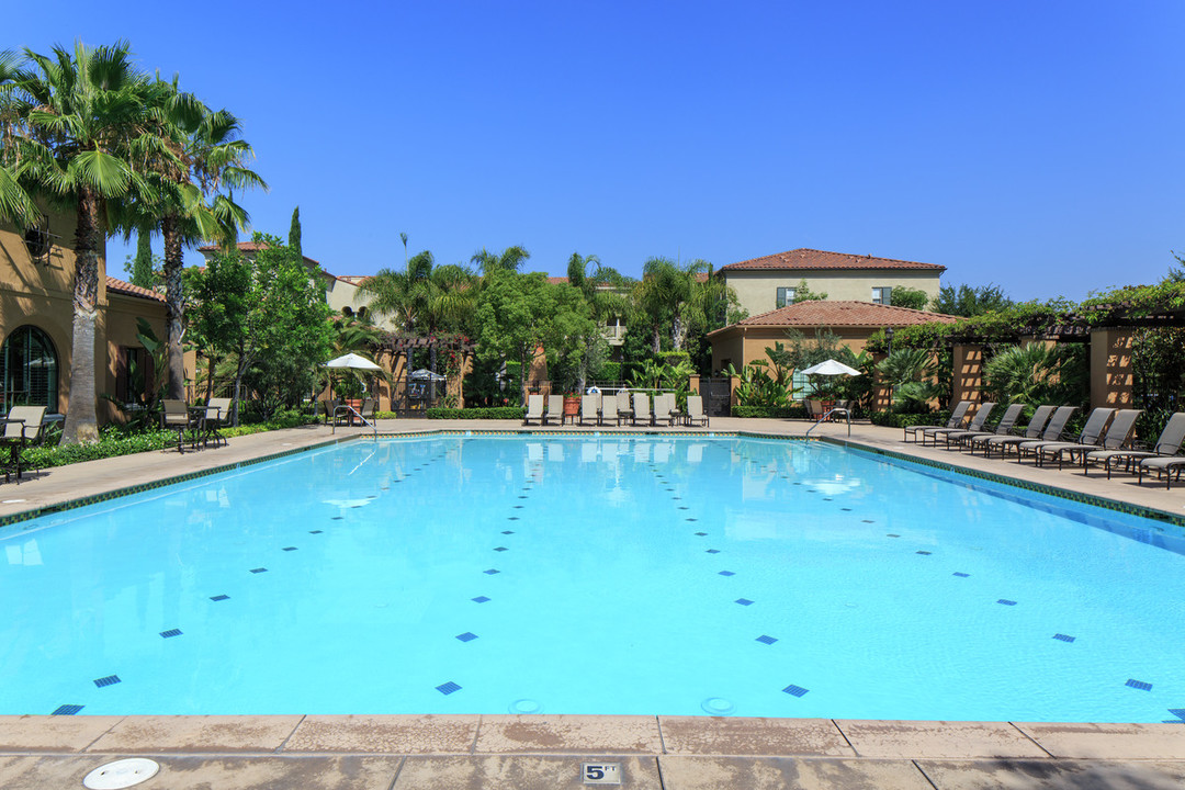 Woodbury Square Apartment Homes in Irvine, CA - Building Photo