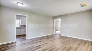 2208 E Shadybrook Ln in Wichita, KS - Foto de edificio - Building Photo