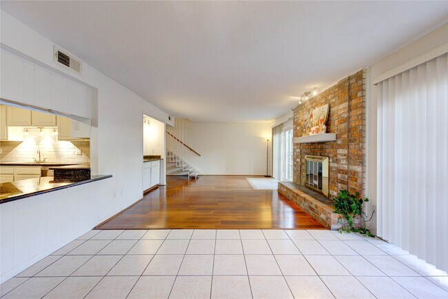 10363 Briar Forest Dr in Houston, TX - Foto de edificio - Building Photo