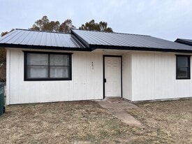 401 East St in Perkins, OK - Building Photo