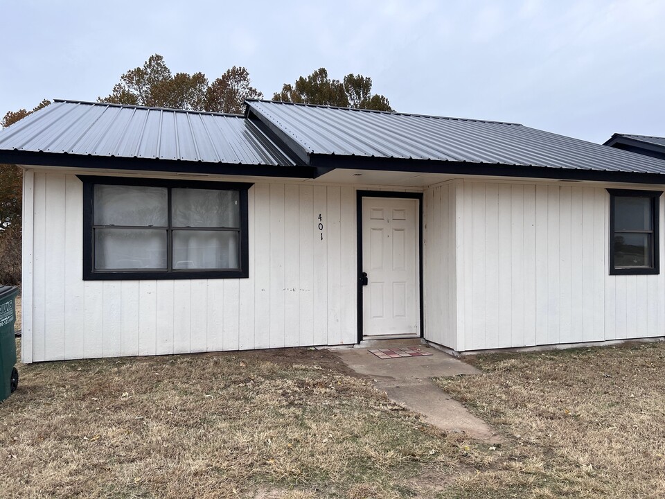 401 East St in Perkins, OK - Building Photo