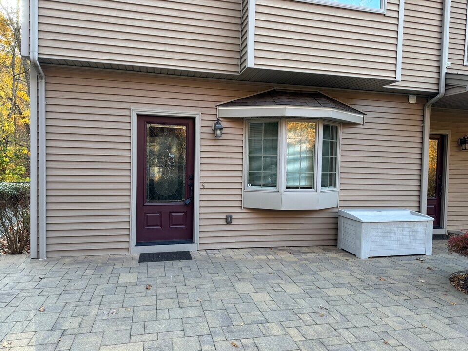 96 Valley Stream Ln in Southbury, CT - Building Photo
