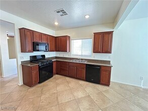 7845 Wading Bird Way in North Las Vegas, NV - Foto de edificio - Building Photo