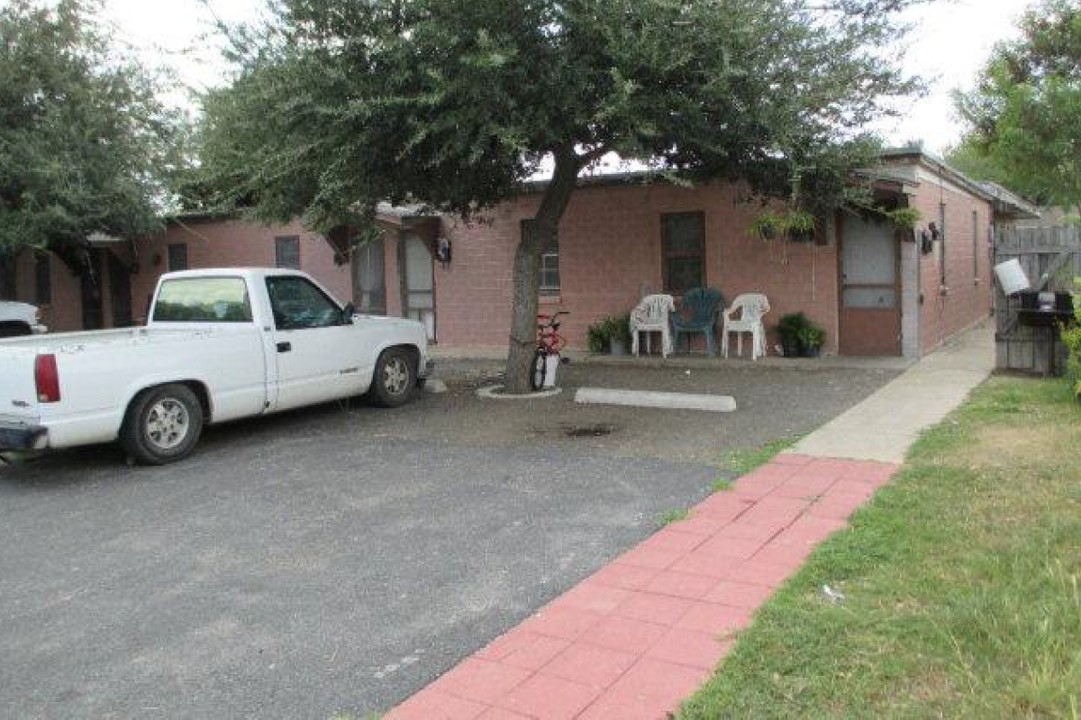 701 N 27th 1/2 St in McAllen, TX - Foto de edificio