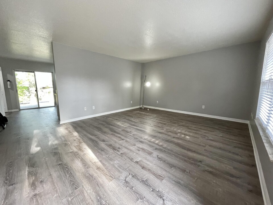 2273 Granada Dr in South Daytona, FL - Building Photo