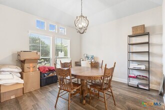 105 Grand View in Floresville, TX - Building Photo - Building Photo