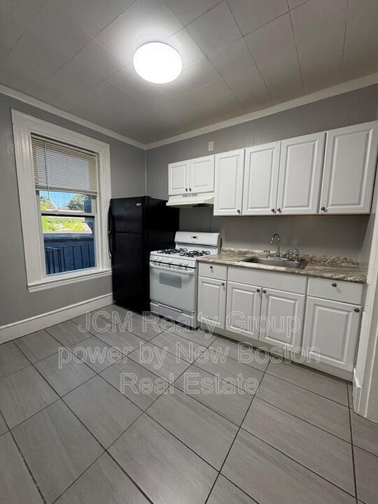 64 Hollis St in Framingham, MA - Building Photo