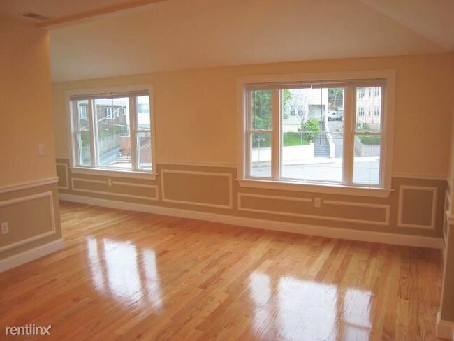 614 Main St-Unit -Apt 2 in Medford, MA - Foto de edificio - Building Photo