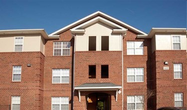 Sebastian Courtyard in Greensboro, NC - Foto de edificio - Building Photo