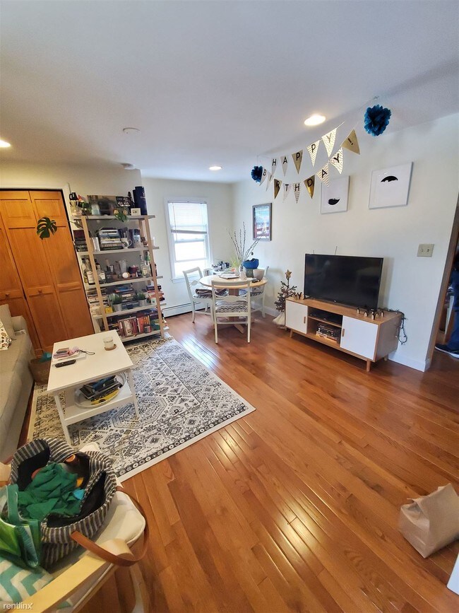 112 Thorndike St-Unit -Apt 3 in Cambridge, MA - Foto de edificio - Building Photo