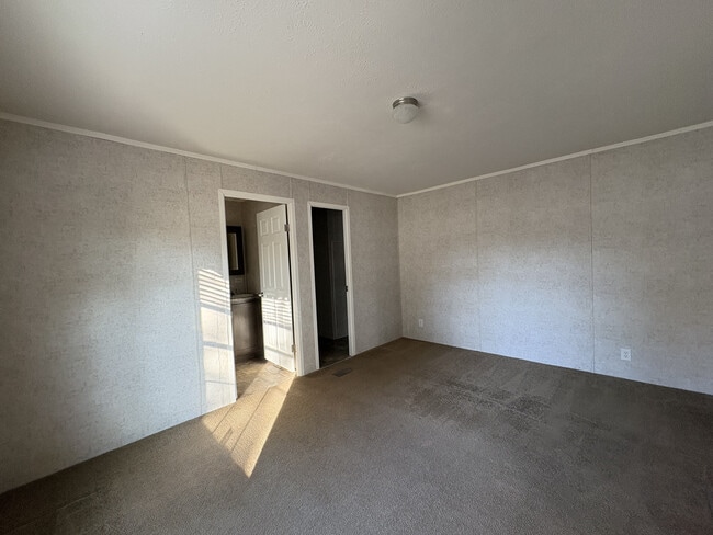 12 E Manor St in Oxford, MI - Building Photo - Building Photo