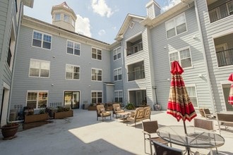 Kirkwood Station Plaza Apartments in Kirkwood, MO - Foto de edificio - Building Photo