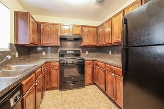 2219 Hadden Hollow Dr in Houston, TX - Building Photo - Building Photo