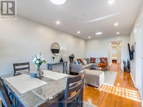 5321 Red Brush Dr in Mississauga, ON - Building Photo - Building Photo