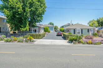 240-260 E Providencia Ave in Burbank, CA - Building Photo - Building Photo