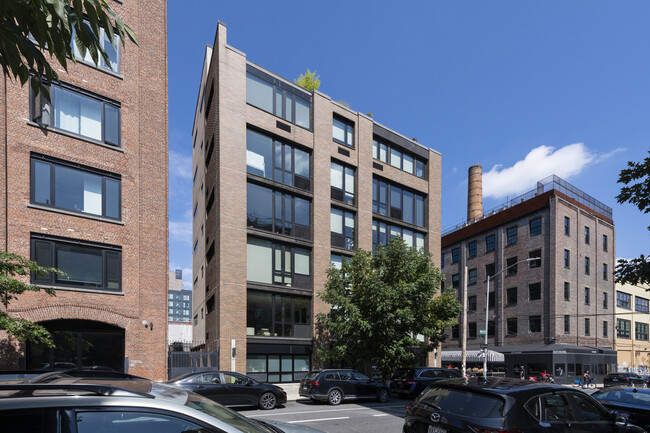 70 Berry St in Brooklyn, NY - Foto de edificio - Building Photo