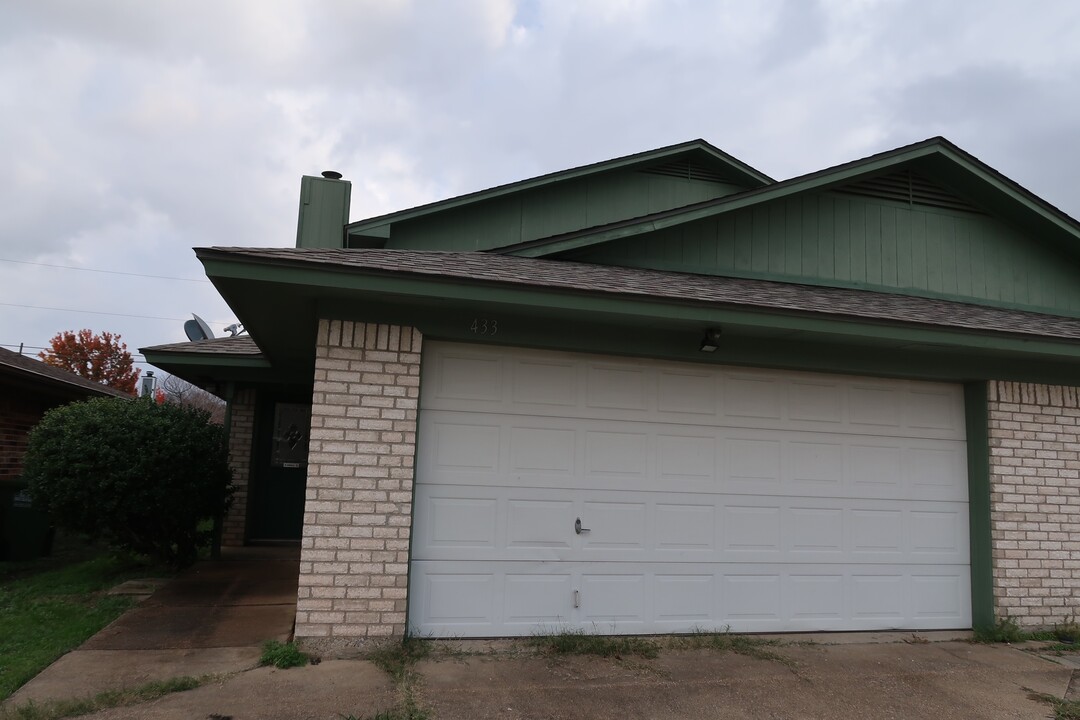 433 S Las Vegas Trl in White Settlement, TX - Building Photo