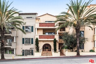 851 N San Vicente Blvd in West Hollywood, CA - Building Photo