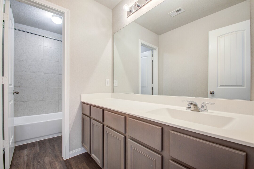 2627 Hoffman Ln in Conroe, TX - Building Photo