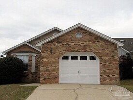 2025 Cambridge Cir in Pensacola, FL - Building Photo