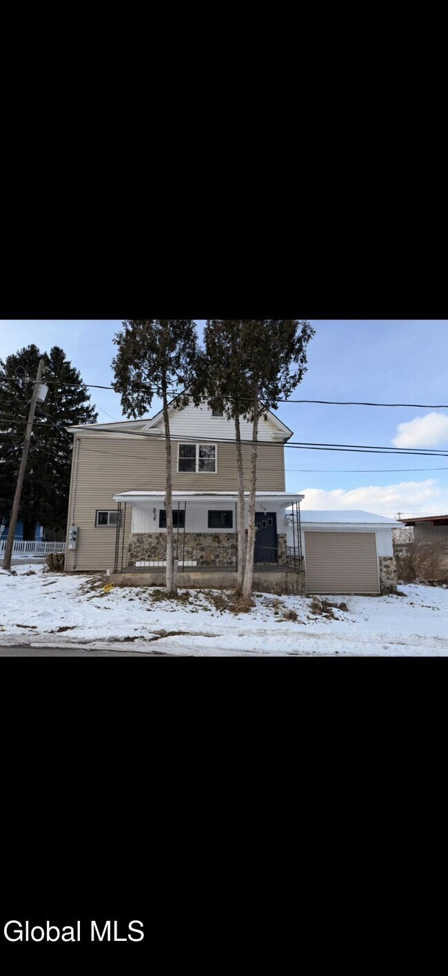 54 Arch St-Unit -Up in Amsterdam, NY - Building Photo - Building Photo