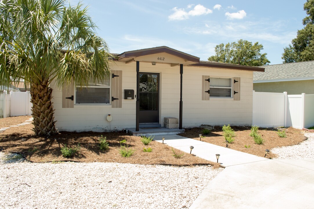 4412 Iris St N in St. Petersburg, FL - Foto de edificio
