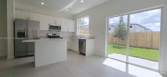 25450 SW 137th Ave in Homestead, FL - Building Photo