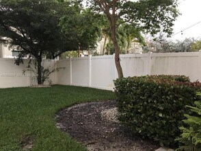 655 NE 193rd St in Miami, FL - Building Photo - Building Photo