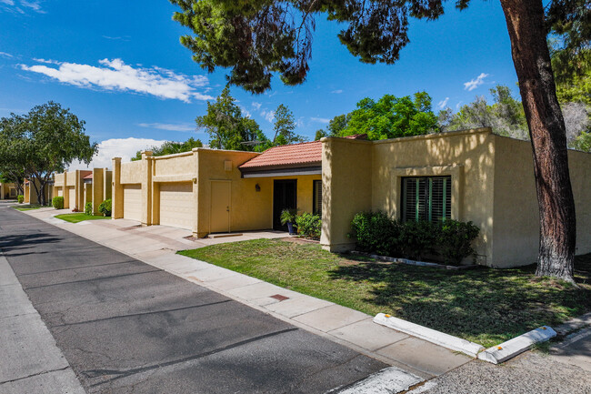 Orangeaire Villas in Phoenix, AZ - Building Photo - Building Photo