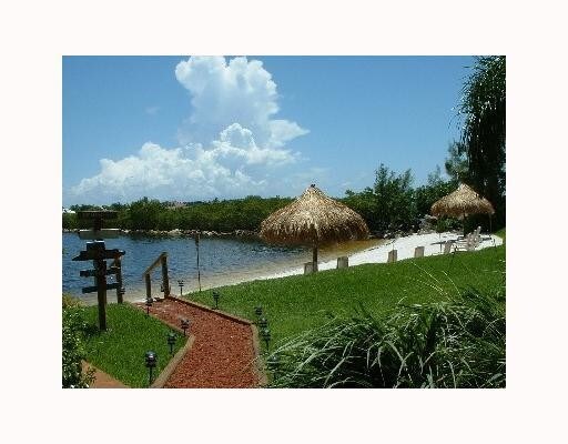 800 Scotia Dr-Unit -305 in Hypoluxo, FL - Building Photo - Building Photo