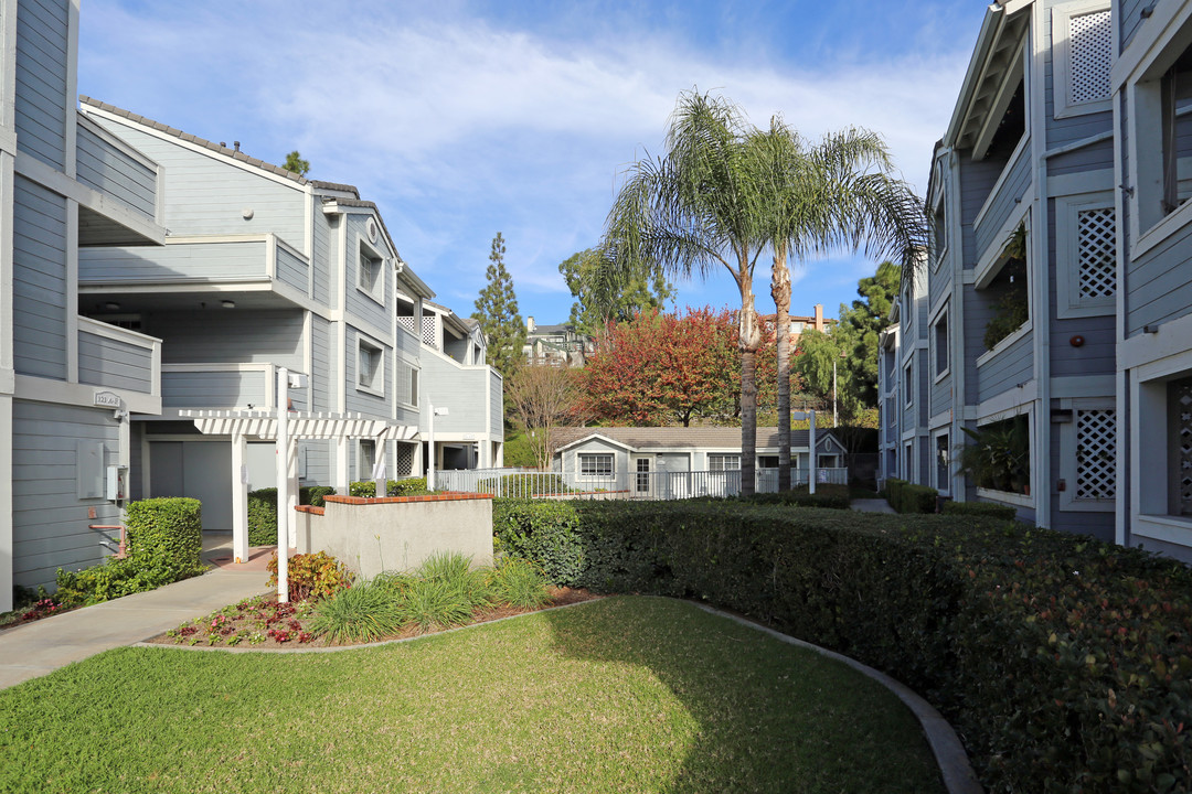 Lakeview Terrace Condominiums in Placentia, CA - Foto de edificio