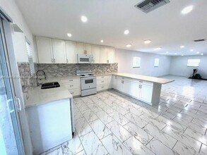 1911 NW 95th Terrace in Miami, FL - Foto de edificio - Building Photo