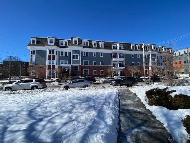 16 Willow St, Unit #301 in Melrose, MA - Foto de edificio