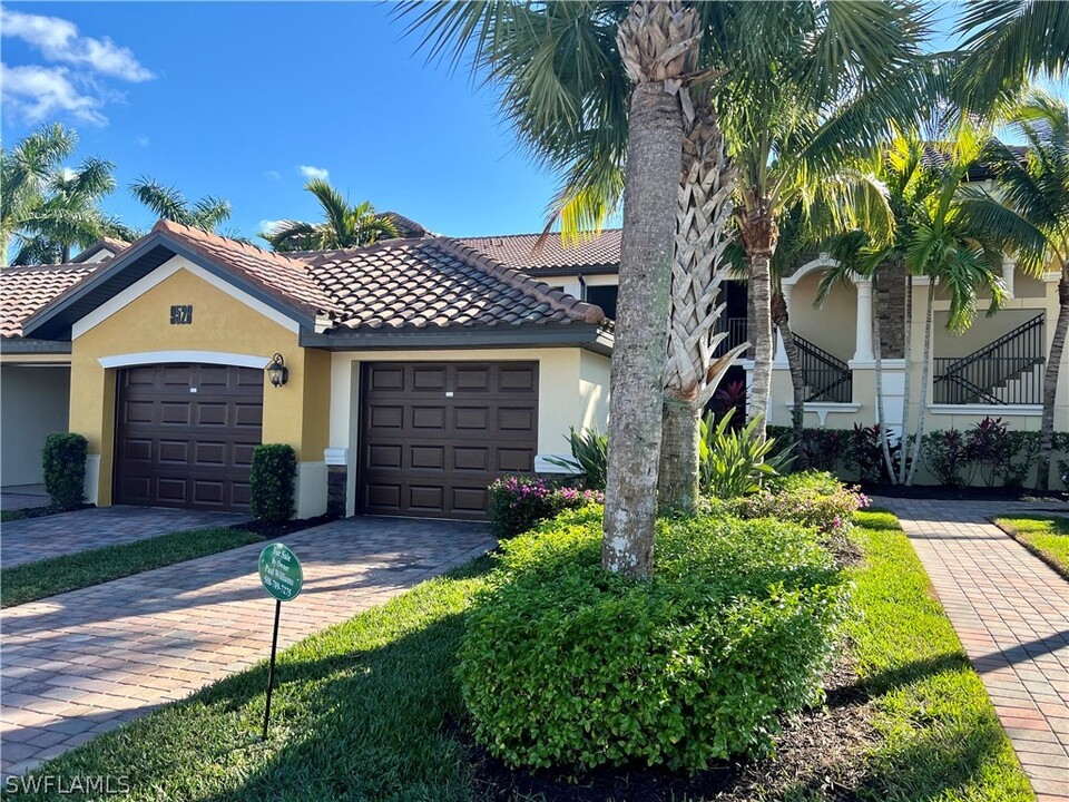 9528 Avellino Wy in Naples, FL - Foto de edificio