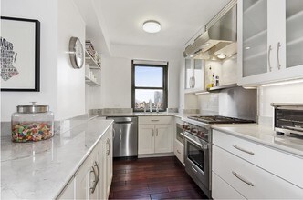 383 Grand St-Unit -M-1603 in New York, NY - Building Photo - Building Photo