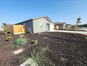8921 Kemi St in Bakersfield, CA - Building Photo - Building Photo