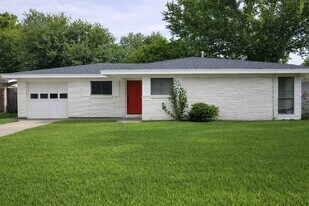 2118 17th Ave N in Texas City, TX - Building Photo