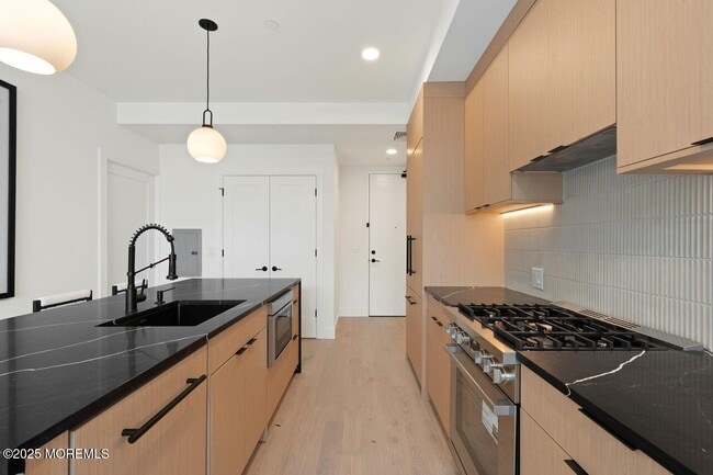 139 Christopher Columbus Dr in Jersey City, NJ - Building Photo - Building Photo