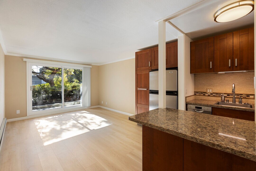 4 Captain Dr in Emeryville, CA - Building Photo
