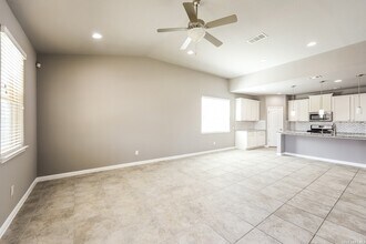 7906 Mahala Bluff in San Antonio, TX - Foto de edificio - Building Photo